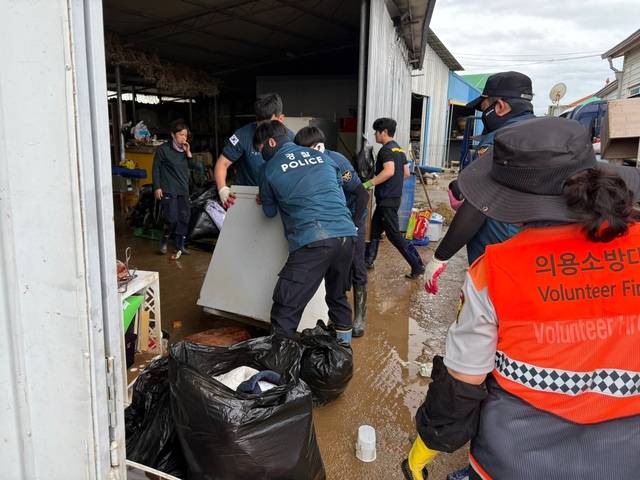 ▲ 수해복구에 나선 충남경찰-충남경찰청 제공