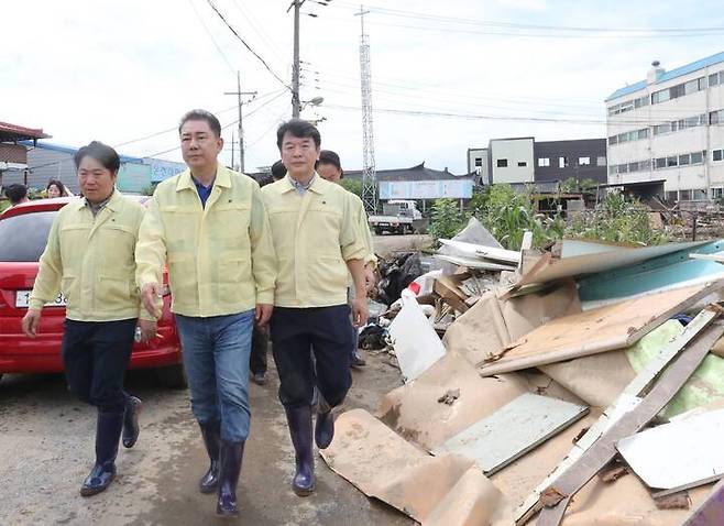 김병기(가운데) 더불어민주당 대표 직무대행 겸 원내대표가 20일 충남 아산시 염치읍 수해 현장을 살펴보고 있다. 연합뉴스