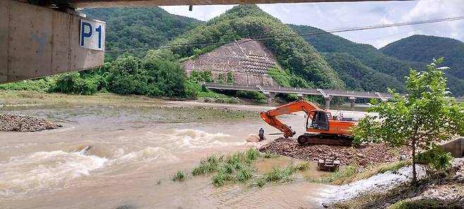 울산 울주군 범서읍 사연리 구 사연교 하단을 지나는 송수관로가 파손되며 울산시가 20일 긴급복구작업을 진행하고 있다. 울산시 제공