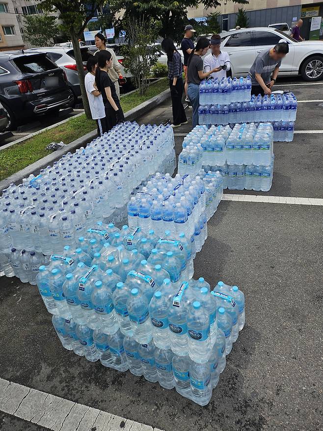 집중호우로 인한 상수도관 파손으로 단수 피해가 발생한 가운데 20일 울주군 언양읍행정복지센터에서 관계자가 주민들에게 생수를 배부하고 있다. 울산시 제공