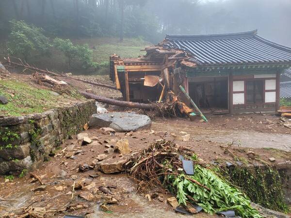 19일 폭우로 말미암은 산사태로 국가 보물로 지정된 산청 율곡사 대웅전에 토사가 밀려들고 주변 건물이 파손됐다. /국가유산청
