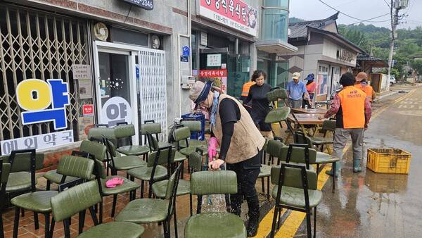 합천군 가회면 봉기마을 주민들이 20일 오전 침수 피해를 본 가게를 청소하고 있다. /유은상 기자