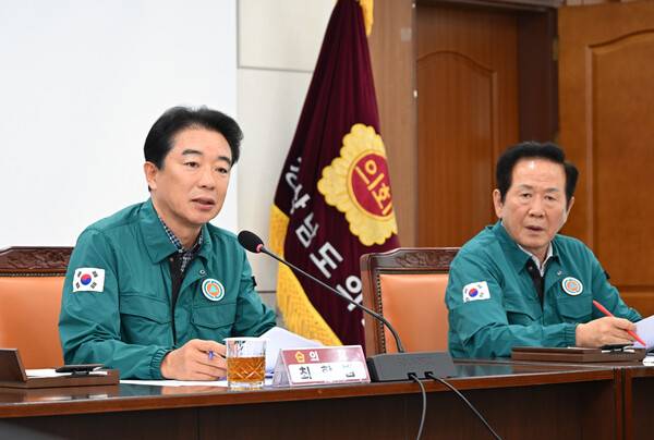 경남도의회가 20일 의정회의실에서 '호우 피해 대책 논의를 위한 긴급 확대 의장단 회의'를 진행했다./경남도의회