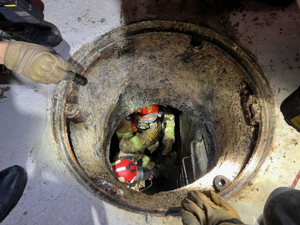 소방당국이 2023년 9월 26일 김해시 진영읍 좌곤리에서 맨홀 작업자 수색 작업을 하고 있다. /경남소방본부