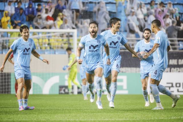 세징야(왼쪽에서 두번째)가 선제골을 터뜨린 뒤 포효하며 그라운드를 누비고 있다. 대구FC 제공