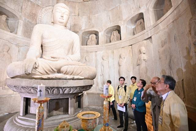 허민 국가유산청장이 19일 오후 경북 경주시 소재 석굴암을 방문해 호우로 진입로 일부가 유실된 피해 현황을 점검한 뒤, 본존불의 보존상태를 확인하고 있다. [국가유산청 제공. 재판매 및 DB 금지] 연합뉴스