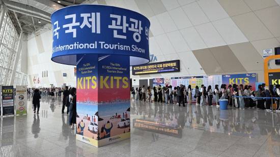 박람회를 찾은 많은 관람객들이 각 지자체의 관광콘텐츠 운영 부스의 전시장을 보기 위해 줄을 서서 입장하고 있다.