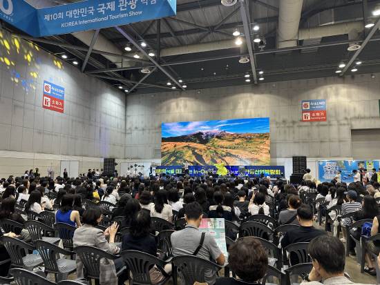 18일 개막식 축하 공연을 보기 위해 많은 관람객들이 자리를 하고 있다.