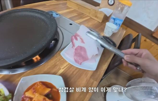 한 유튜버가 울릉도에서 절반이 비계인 1인분 (120g) 1만5000원짜리 삼겹살을 먹은 영상을 공개해 바가지 논란이 일고 있다. /유튜브 ‘꾸준 kkujun’캡쳐