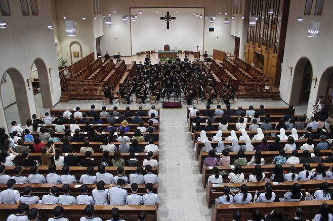 순심 베네딕도 오케스트라가 ‘성 베네딕도회 왜관 수도원’ 대성당에서 ‘제22회 정기연주회’를 개최하고 있다./칠곡교육지원청 제공