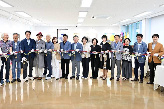 지난 18일 삼국유사배움터 화본마을 작은미술관에서 열린 군위군미술협회 특별기획전 ‘군위테마전’ 개막식 전경. /대구 군위군 제공