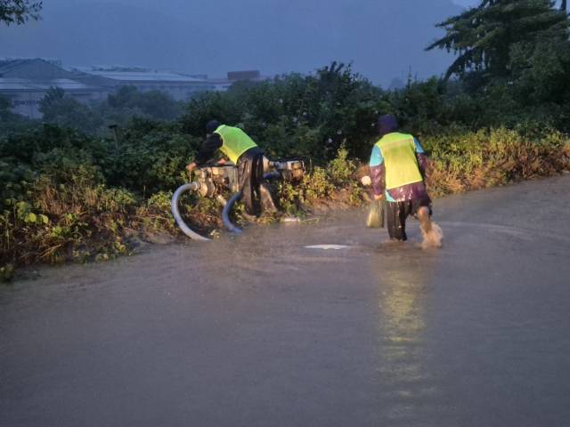 김해시가 19일 양수기로 빗물을 퍼내고 있다./김해시/