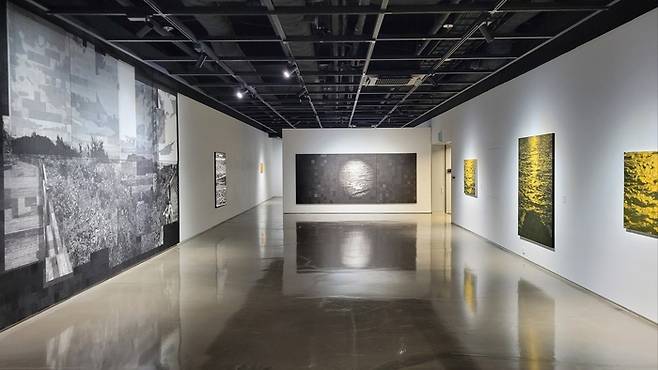 권세진 개인전 'One and All'이 열리고 있는 수성아트피아 전시실 전경.<임훈기자 hoony@yeongnam.com>