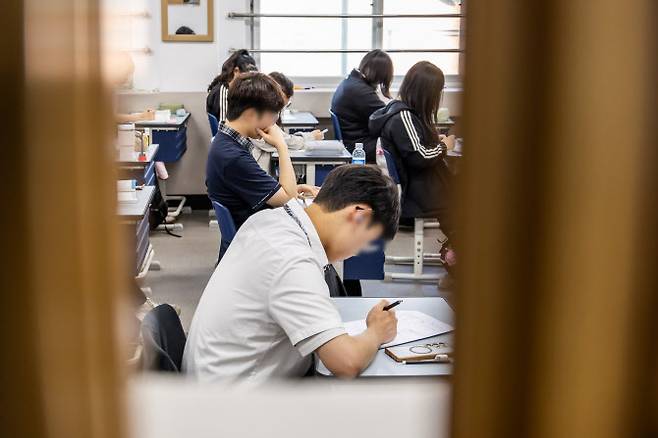 2026학년도 대학수학능력시험 6월 모의평가 시행일인 지난달 4일 오전 서울 금천구 금천고등학교에서 학생들이 시험 준비를 하고 있다. (사진=공동취재단)