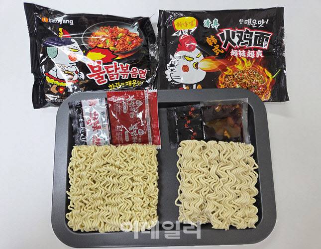 두 제품의 내부 구성 비교. 왼쪽이 정품, 오른쪽이 모방 제품이다. 면 형태와 스프 봉지 디자인까지 유사하지만, 정품 대비 양이나 구성은 단순하고 조악한 수준이다. (사진=한전진 기자)