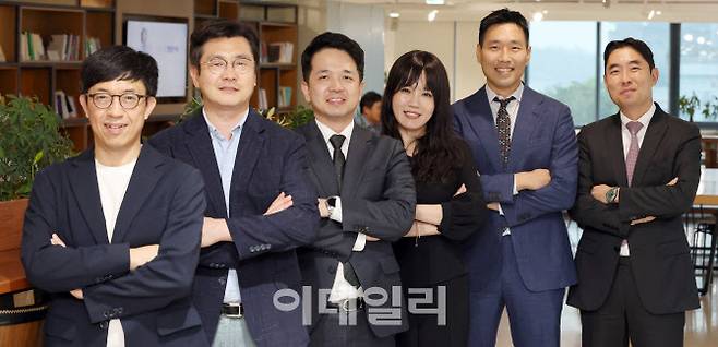 (왼쪽부터)황경인 산업연구원 박사, 박재범 포스코경영연구원 수석연구원, 정현 법무법인 율촌 회계사, 박소연 김앤장 법률사무소 외국변호사, 구자민 미국 커빙턴 앤 벌링 변호사, 홍욱선 법무법인 율촌 외국변호사가 16일 서울 중구 KG타워에서 ‘미국 하나의 크고 아름다운 법안(OBBBA) 관련 전문가 대담’ 전 기념 촬영을 하고 있다.(사진=방인권 기자)