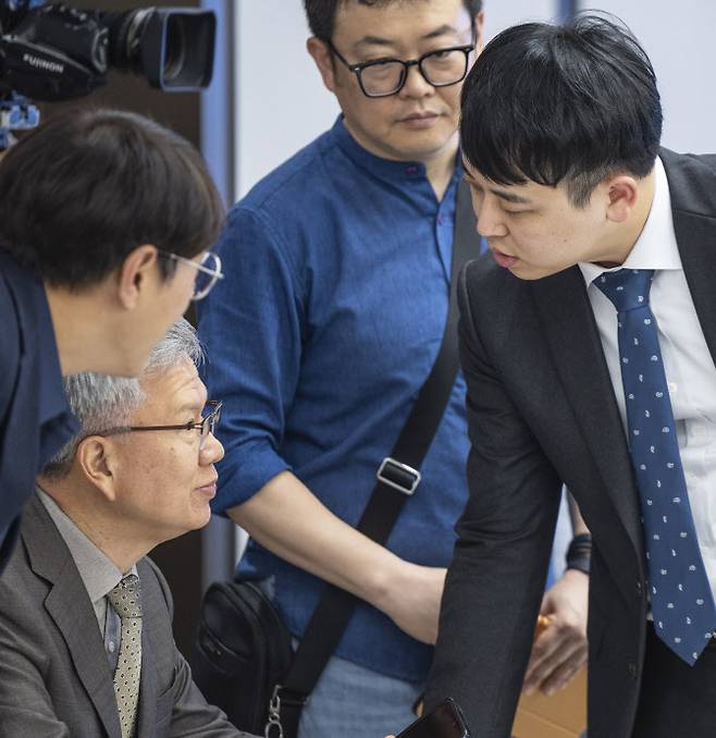 김택우 대한의사협회장(왼쪽)과 한성존 대한전공의협의회 비상대책위원장이 19일 서울 용산구 대한의사협회 대강당에서 열린 전공의협의회 임시대의원 총회에서 만나 대화하고 있다.(사진=연합뉴스)