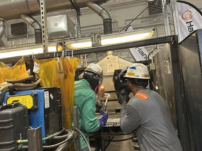 기술 강사 존 윌리엄스(오른쪽)가 견습생 제임스 투니아의 용접기술을 가르치고 있다. (사진=김상윤 특파원)