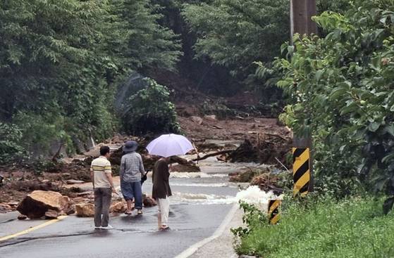 19일 폭우와 산사태가 발생한 경남 산청군 한 도로에 돌과 나무 등이 쌓여 있다. 〈사진=연합뉴스〉