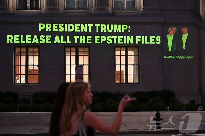 지난 18일(현지시간) 미국 워싱턴DC 백악관 맞은편 미국 상공회의소 건물에 미성년자 성착취 의혹으로 수감됐다 사망한 제프리 엡스타인과 관련된 모든 수사 파일을 공개하라고 요구하는 메시지가 투사되고 있다. 2025.07.18 ⓒ AFP=뉴스1 ⓒ News1 류정민 특파원