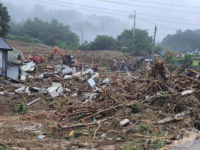 20일 오전 경남 산청군 산청읍 부리마을 산사태 현장에서 소방대원 등 관계자들이 실종자 수색 작업을 이어가고 있다. 2025.7.20/뉴스1 ⓒ News1 한송학 기자