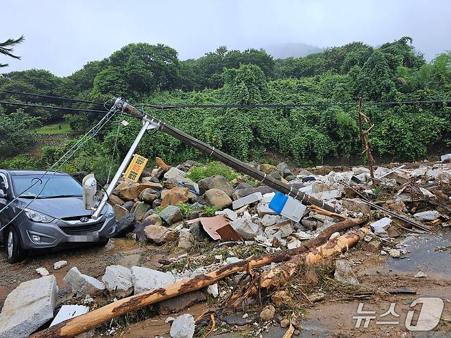 산청군 부리마을 산사태에 기울어진 전신주와 파손된 차량. 2025.7.20/뉴스1 한송학기자