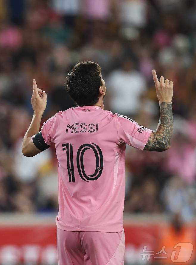 리오넬 메시가 20일(한국시간) 열린 2025 MLS 뉴욕 레드불스와 원정 경기에서 2골 1도움을 기록해 인터 마이애미의 5-1 대승을 견인했다. ⓒ AFP=뉴스1