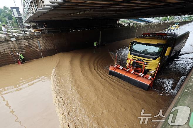 경기 북부 지역에 내린 집중 호우로 서울 중랑천 수위가 상승한 20일 오전 서울 노원구 월계1교 인근 동부간선도로에서 서울시설관리공단 관계자들이 도로 정비작업을 하고 있다.  2025.7.20/뉴스1 ⓒ News1 황기선 기자