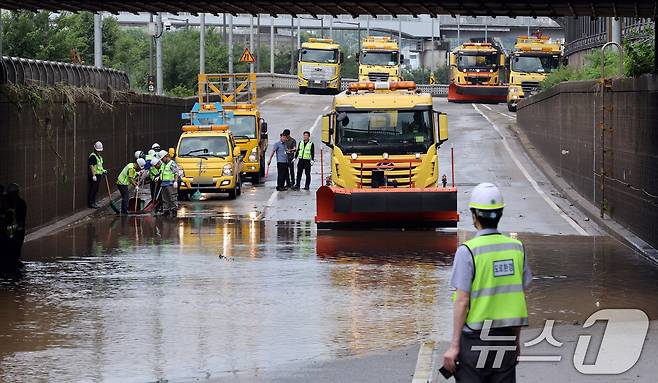 경기 북부 지역에 내린 집중 호우로 서울 중랑천 수위가 상승한 20일 오전 서울 노원구 월계1교 인근 동부간선도로에서 서울시설관리공단 관계자들이 도로 정비작업을 하고 있다.  2025.7.20/뉴스1 ⓒ News1 황기선 기자