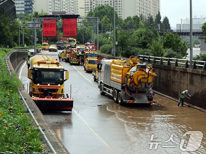 경기 북부 지역에 내린 집중 호우로 서울 중랑천 수위가 상승한 20일 오전 서울 노원구 월계1교 인근 동부간선도로에서 서울시설관리공단 관계자들이 도로 정비작업을 하고 있다.  2025.7.20/뉴스1 ⓒ News1 황기선 기자