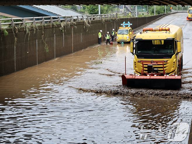 경기 북부 지역에 내린 집중 호우로 서울 중랑천 수위가 상승한 20일 오전 서울 노원구 월계1교 인근 동부간선도로에서 서울시설관리공단 관계자들이 도로 정비작업을 하고 있다.  2025.7.20/뉴스1 ⓒ News1 황기선 기자