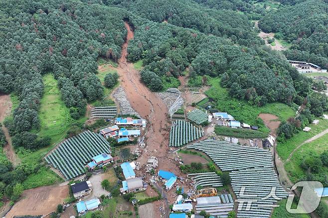 20일 경기 가평군 신상리의 한 야산에서 산사태가 발생해 주택이 파손되어 있다 2025.7.20/뉴스1 ⓒ News1 신웅수 기자