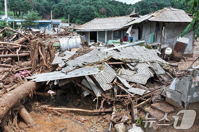 20일 경기 가평군 신상리의 한 야산에서 산사태가 발생해 주택이 파손되어 있다.  2025.7.20/뉴스1 ⓒ News1 신웅수 기자