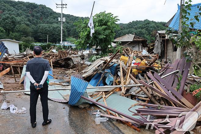 20일 경기 가평군 신상리의 한 야산에서 산사태가 발생해 주택이 파손되어 있다.  2025.7.20/뉴스1 ⓒ News1 신웅수 기자