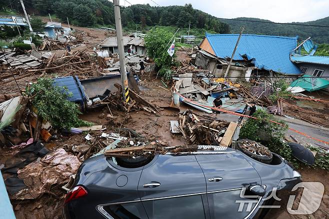 20일 경기 가평군 신상리의 한 야산에서 산사태가 발생해 주택이 파손되어 있다.  2025.7.20/뉴스1 ⓒ News1 신웅수 기자