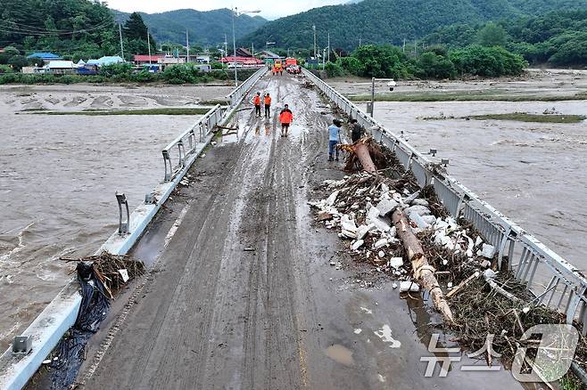 20일 경기 가평군 조종면 대보교에서 물이 범람하는 사고가 발생해 소방대원들이 현장을 통제하고 있다.  2025.7.20./뉴스1 2025.7.20/뉴스1 ⓒ News1 신웅수 기자