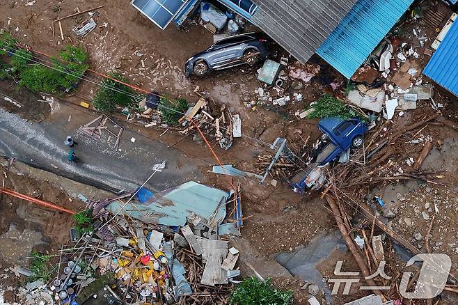 20일 경기 가평군 신상리의 한 야산에서 산사태가 발생해 주택이 파손되어 있다.  2025.7.20/뉴스1 ⓒ News1 신웅수 기자