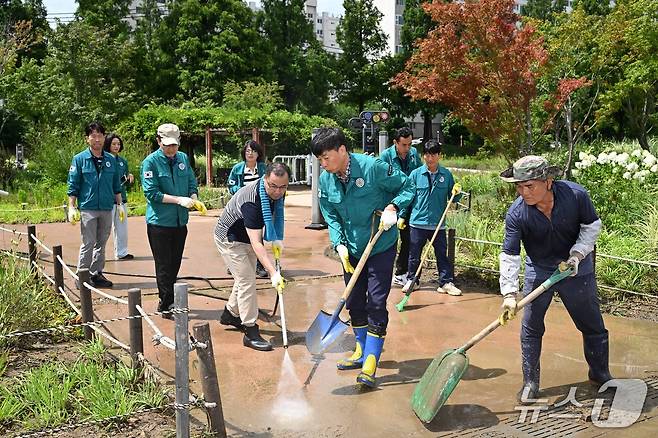 20일 이채권 남구부구청장이 7.19. 집중호우로 침수 피해를 입은 태화강 둔치를 현장방문하여 남구청 공무원과 함께 환경정비를 하고 있다.(울산 남구 제공. 재판매 및 금지)/뉴스1