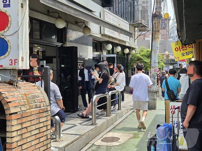20일 서울 종로구 신진시장의 닭한마리집 앞에 손님들이 줄을 서고 있다. 2025.7.20/뉴스1 ⓒ News1 신윤하 기자