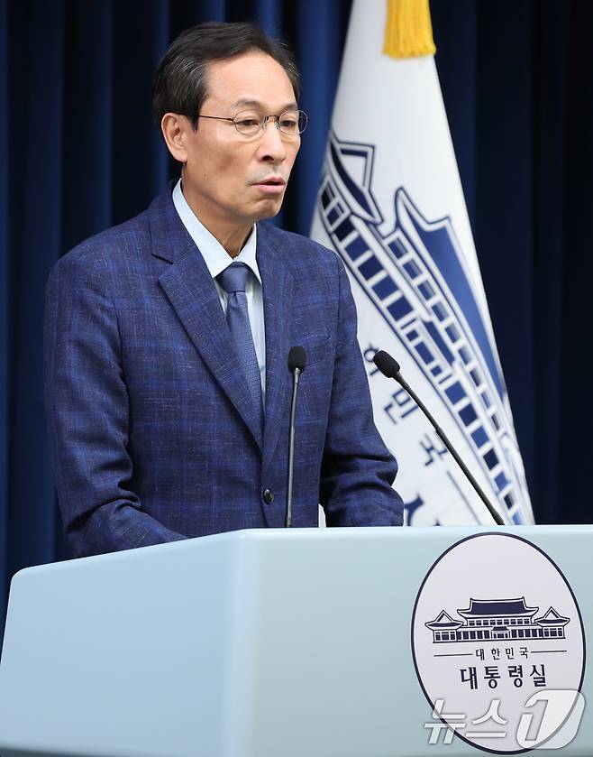 우상호 정무수석이 20일 서울 용산구 대통령실 청사에서 이진숙 사회부총리 겸 교육부 장관 후보자 지명 철회 관련 브리핑을 하고 있다. 2025.7.20/뉴스1 ⓒ News1 허경 기자