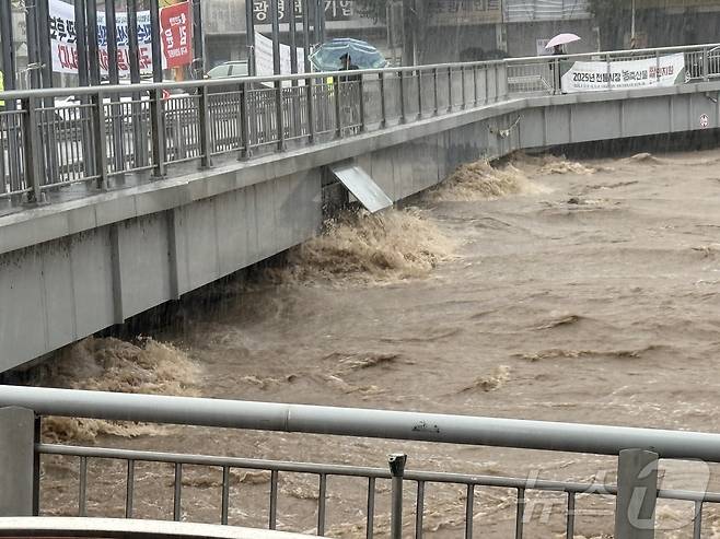 17일 이어진 집중호우로 광주천을 가로지르는 태평교가 범람 직전에 놓여 있다. 이에 따라 광주 서구는 양동복개상가 인근 상인과 일대 주민들에게 대피 명령을 내렸다. 닭전길과 수산시장, 복개상가를 비롯해 양동시장 전체 점포 수는 1000개 이상이다. 2025.7.17/뉴스1 ⓒ News1 김태성 기자
