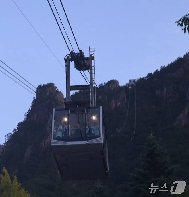 설악산 케이블카 권금성 정상서 구조되고 있는 관광객들.2025.7.20/뉴스1 윤왕근 기자