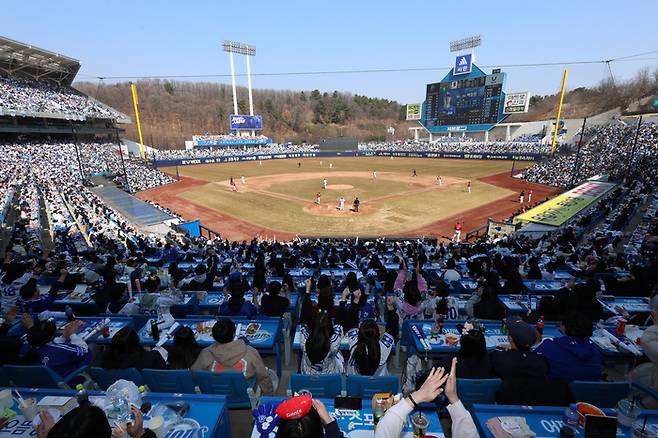 SSG와 삼성이 9일 대구삼성라이온즈파크 2025시즌 KBO리그 시범경기를 치른 가운데 2만명 넘는 관중이 몰렸다. 전난에 이어 이틀 연속 2만명대 관중이다. 사진 | 삼성 라이온즈