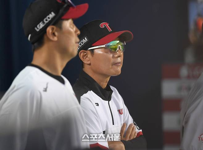 LG 염경엽 감독이 12일 서울 잠실구장에서 열린 2025 KBO리그 SSG와 경기를 지켜보고 있다. 잠실 | 최승섭기자 thunder@sportsseoul.com