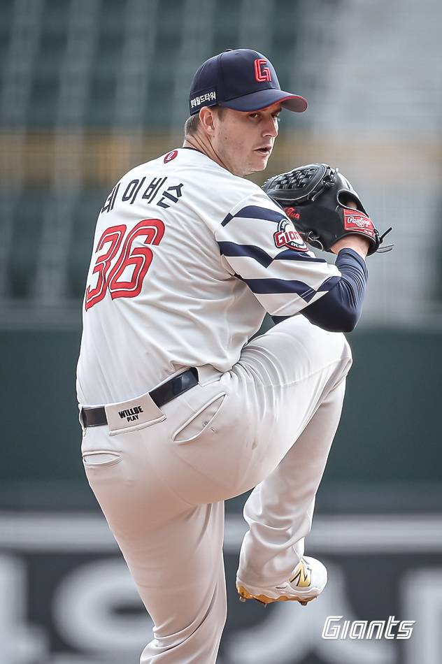 롯데 데이비슨이 부산 사직구장에서 열린 2025 KBO리그 시범경기 KIA전에서 박세웅에 이어 두 번째 투수로 올라와 역투하고 있다. 사진 | 롯데 자이언츠