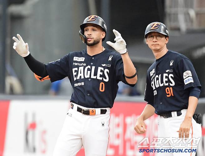 19일 수원 케이티위즈파크에서 열린 KT와 한화의 경기. 1회 첫 타석 안타를 치고 출루한 한화 리베라토. 수원=송정헌 기자songs@sportschosun.com/2025.07.19/