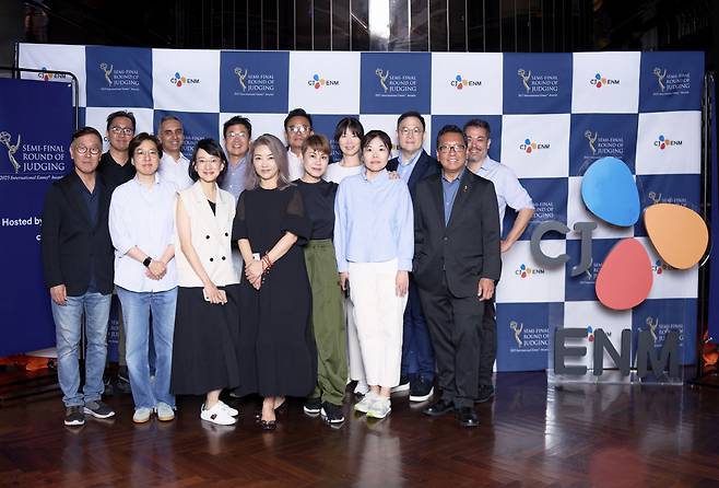 2025 국제 에미상 세미 파이널 심사에 참여한 심사위원들이 기념사진 촬영을 하고 있다. 사진=CJ ENM
