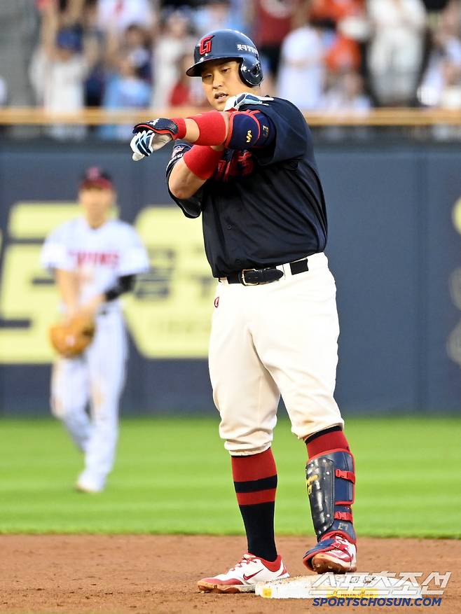 19일 잠실야구장에서 열린 롯데와 LG의 경기, 4회초 1사 1,2루 롯데 유강남이 2타점 2루타를 치고 기뻐하고 있다. 잠실=허상욱 기자wook@sportschosun.com/2025.07.19/