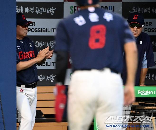 19일 잠실야구장에서 열린 롯데와 LG의 경기, 4회초 1사 1,2루 롯데 김태형 감독이 유강남의 2타점 2루타가 터지자 박수를 보내고 있다. 잠실=허상욱 기자wook@sportschosun.com/2025.07.19/