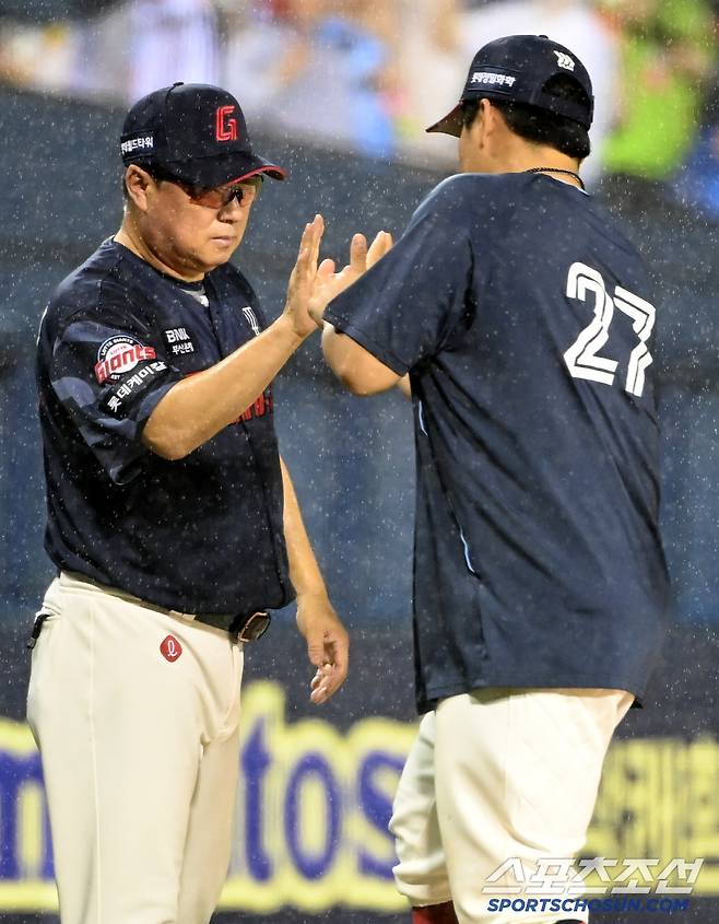19일 잠실야구장에서 열린 롯데와 LG의 경기, 롯데가 6대1로 승리했다. 승리의 기쁨을 나누는 김태형 감독과 유강남의 모습. 잠실=허상욱 기자wook@sportschosun.com/2025.07.19/